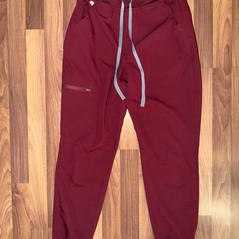 FIGS women’s Zamora burgundy scrub joggers size small